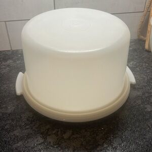 CAKE CARRIER VINTAGE TUPPERWARE 10 inch base. Lid is 6 inches tall